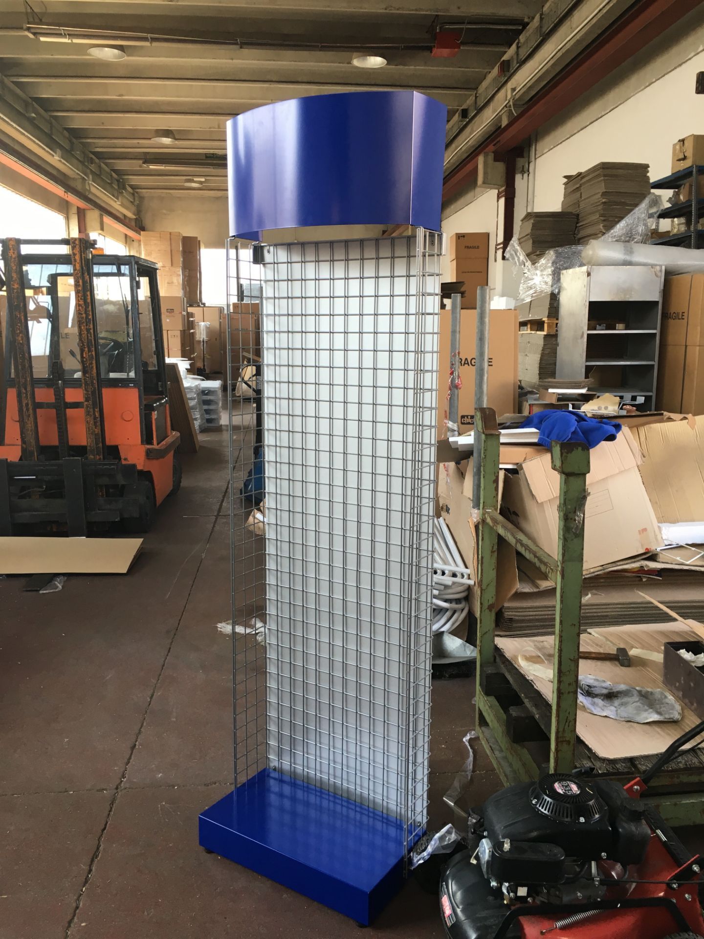 ESP-ME901_Espositore in Metallo e Griglia 5x5 con Porta Targa