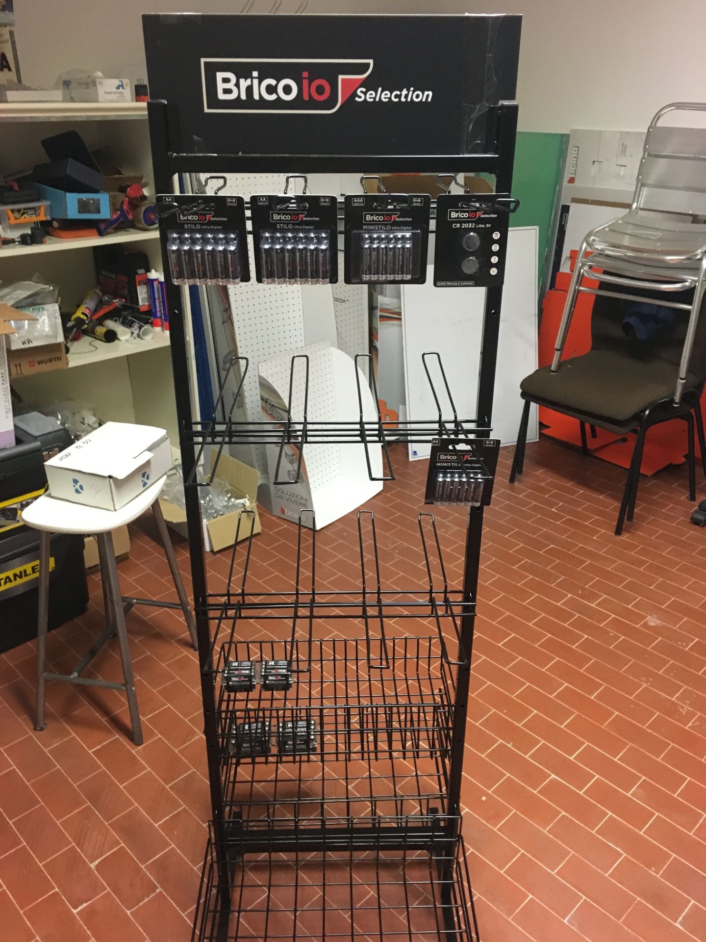 ESP-ME902_Espositore in Filo Metallo con Ganci e Cestino