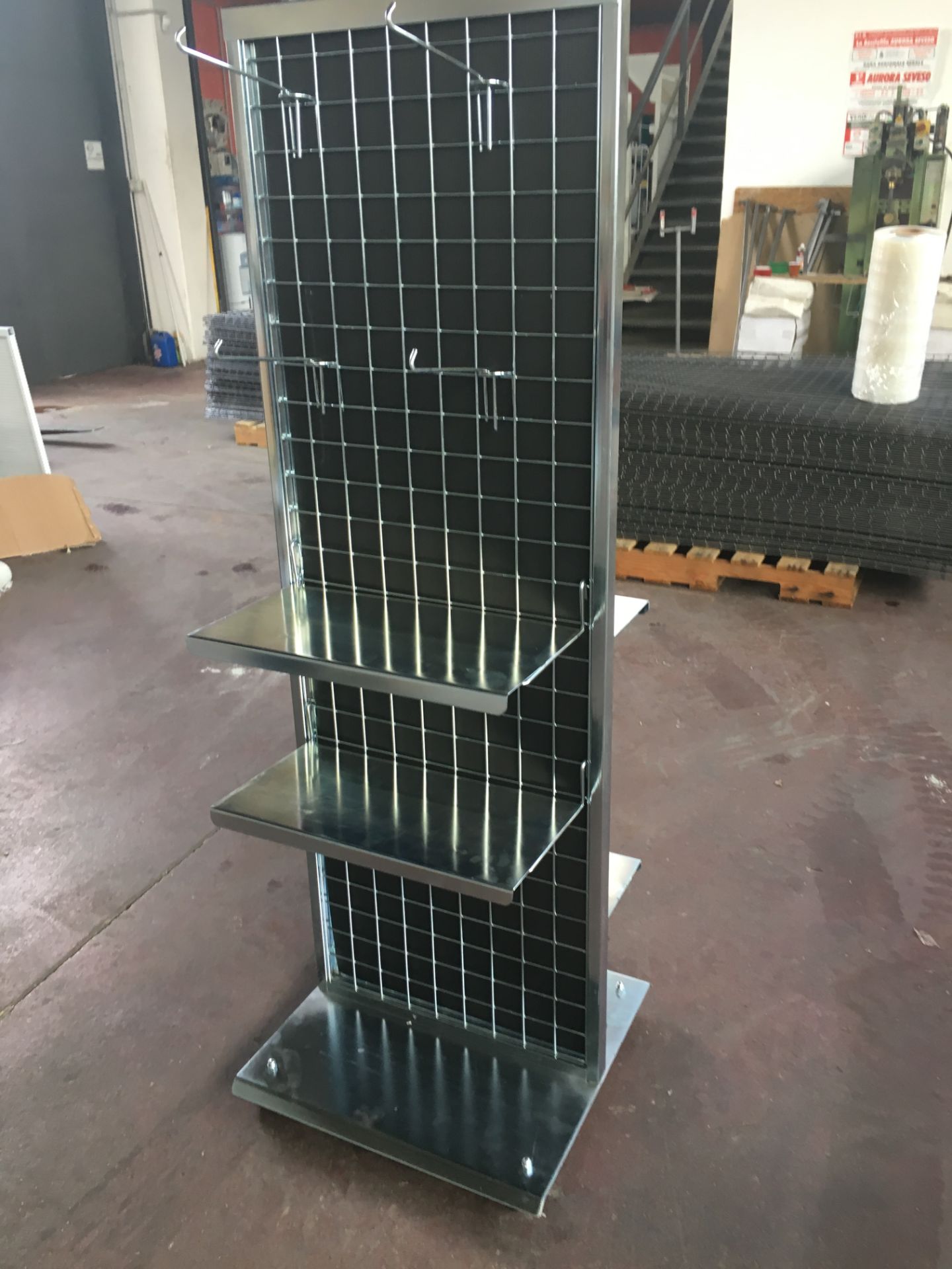 ESP-ME904_Espositore in Metallo Lucido Griglia e Ripiani