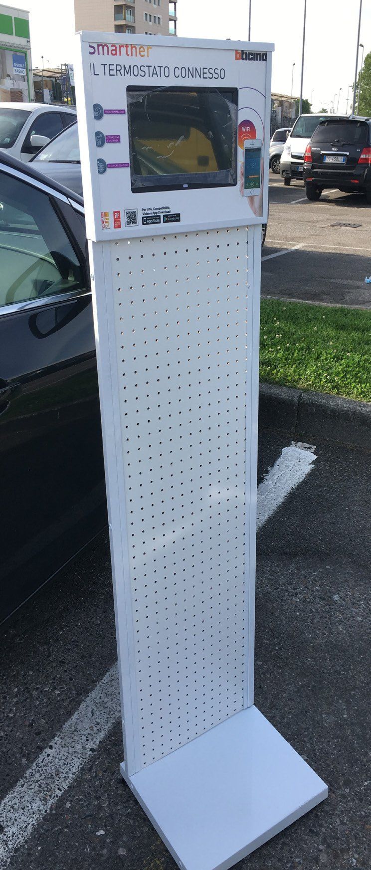 ESP-ME905_Espositore in Metallo e Forato con Monitor