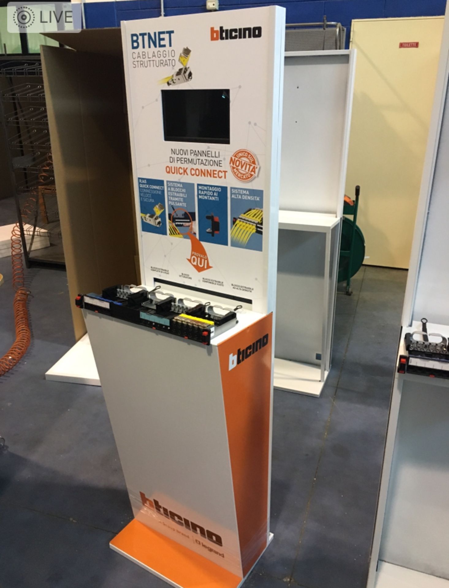 ESP-ME906_Espositore in Metallo Con Campioni e Monitor