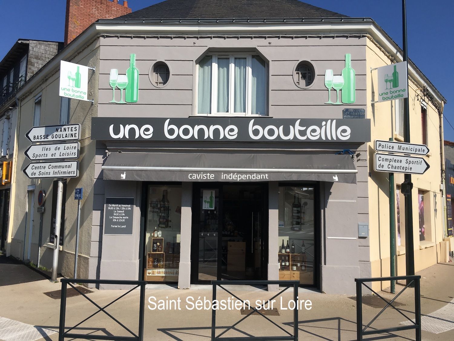 Un bâtiment avec un panneau indiquant « une bonne bouteille » se trouve au coin d'une rue.