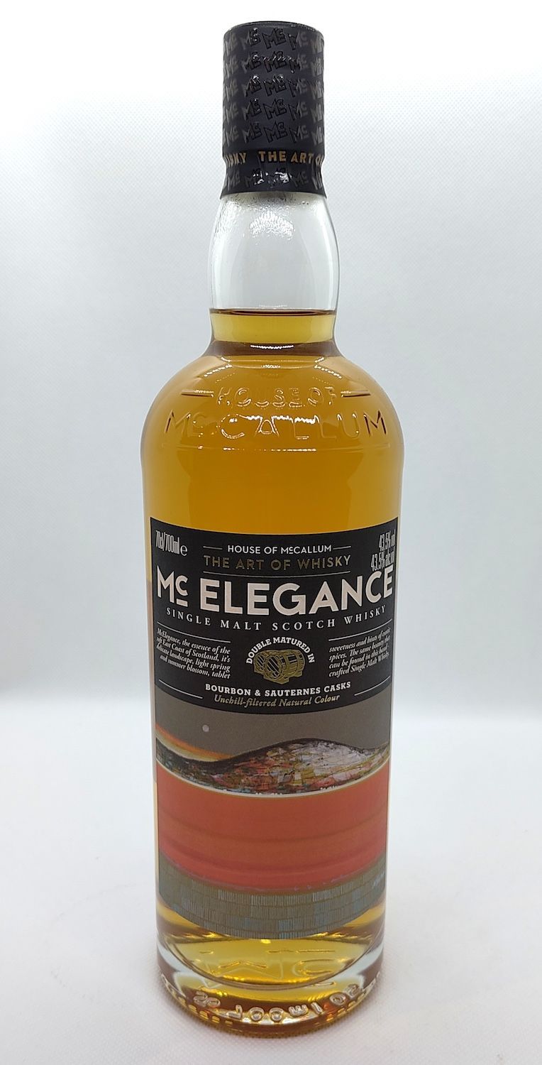 Trois bouteilles de whisky sont posées sur une table dans un magasin.