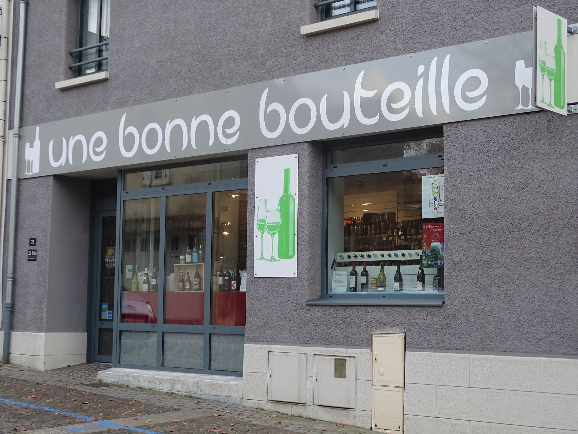 A store front with a sign that says une bonne bouteille