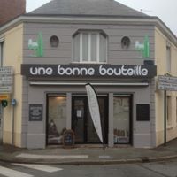 Un bâtiment avec un panneau indiquant « une bonne bouteille » se trouve au coin d'une rue.