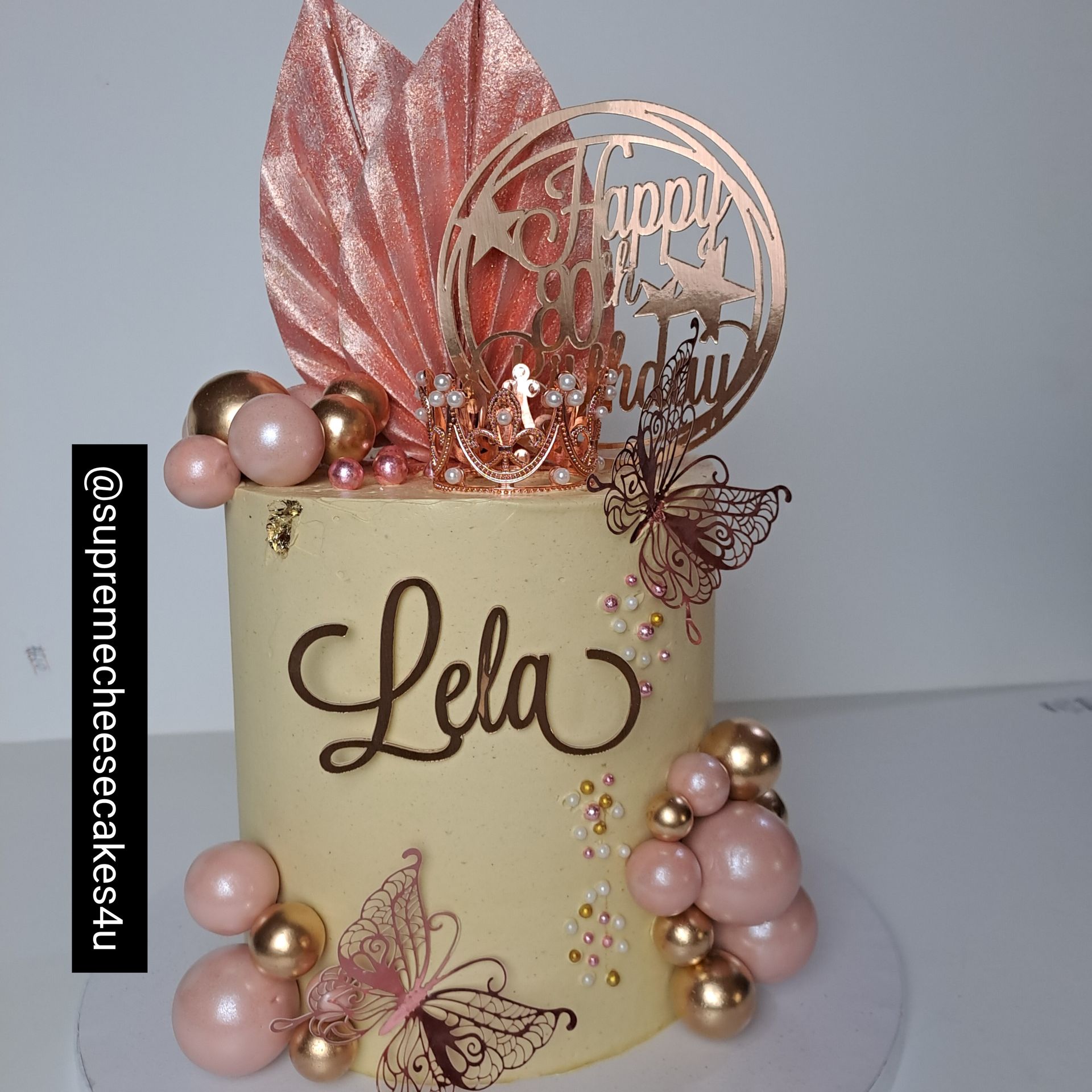 A cake with the name lola on it