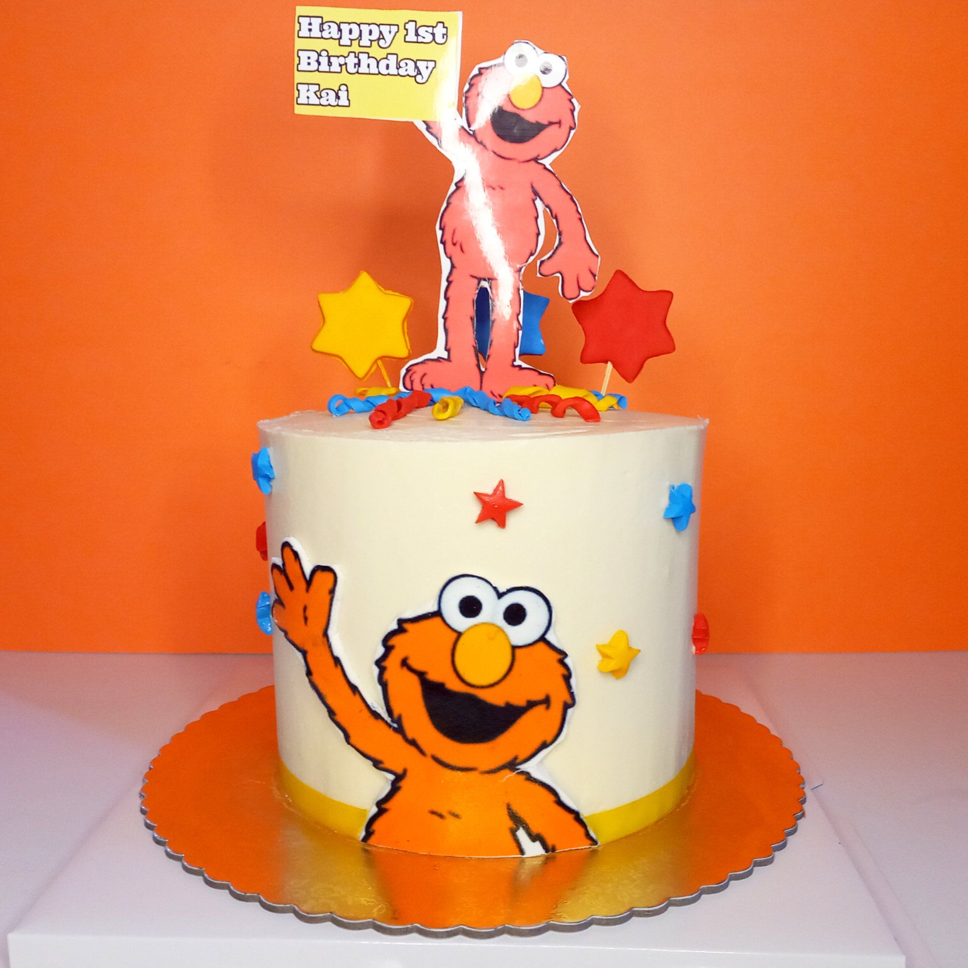 A cake that says happy 1st birthday on it