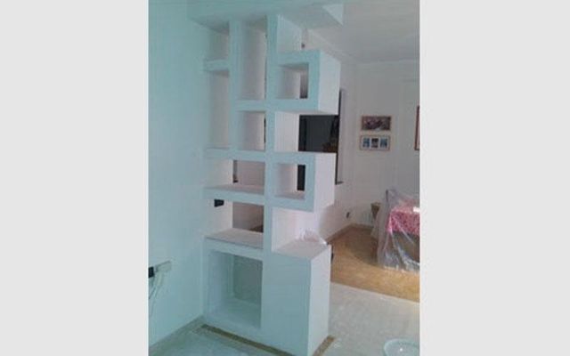 piccola parete divisoria con scaffali in cartongesso