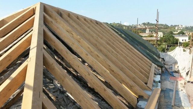tetto con travi di legno