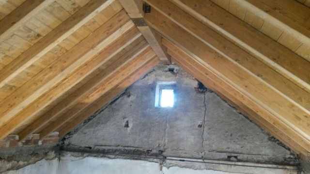 travi di legno di un tetto