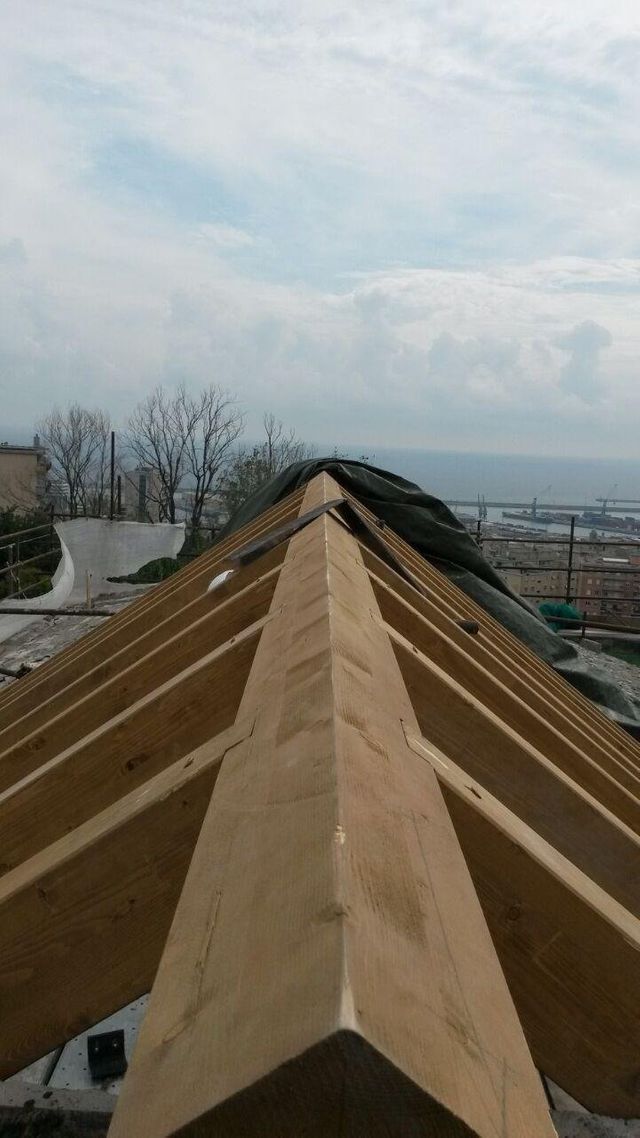 tetto con travi in legno in rifacimento