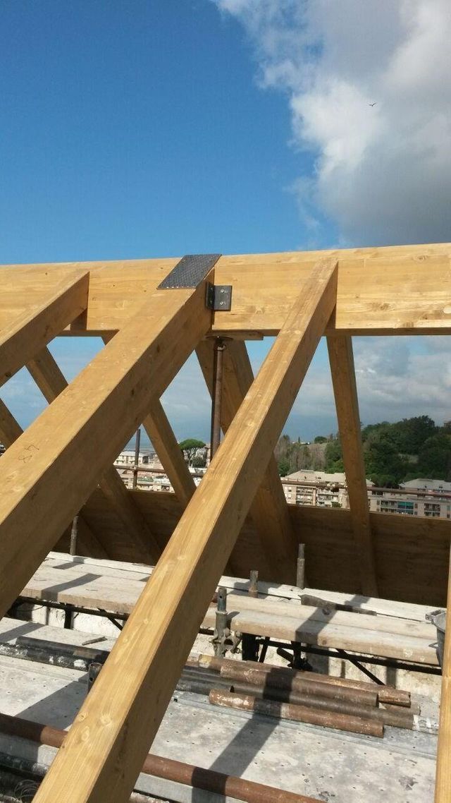 intervento per il rifacimento di un tetto in legno