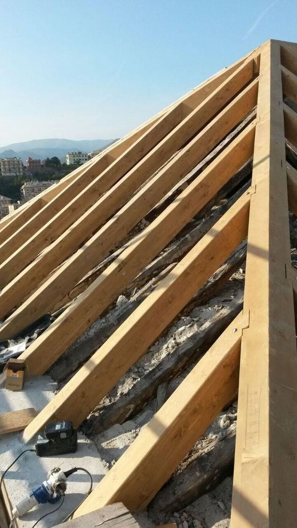 tetto da ristrutturare con travi in legno