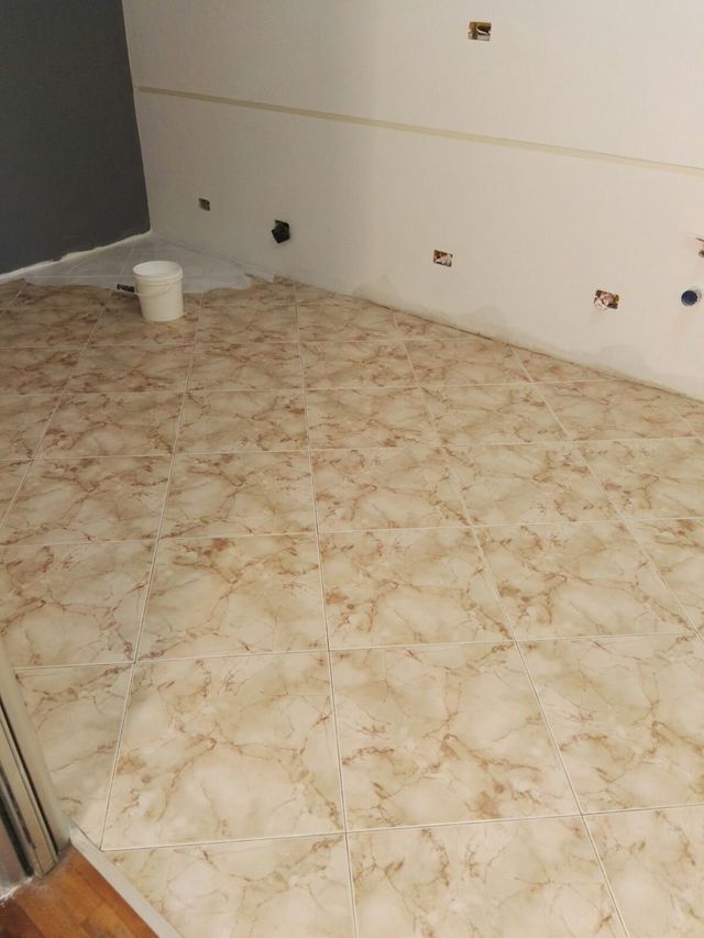 installazione di pavimento in microcemento