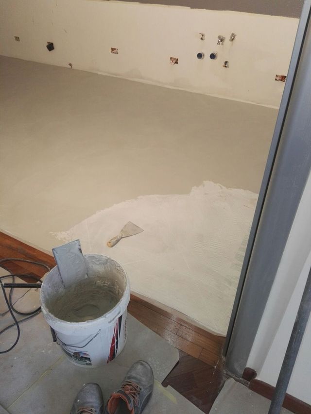 intervento di posa pavimento in microcemento