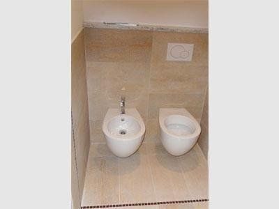 sanitari di un bagno appena ristrutturato