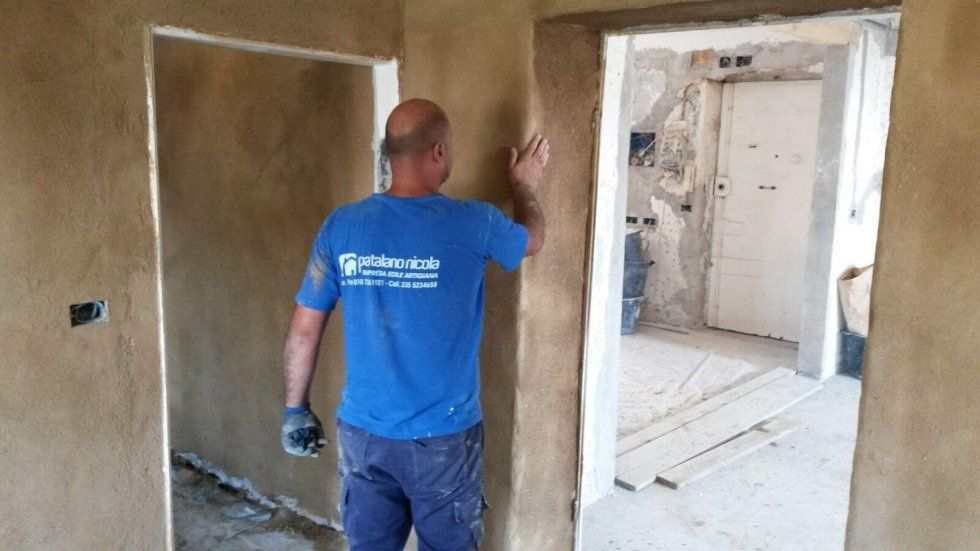 intervento per la posa di un rivestimento in argilla