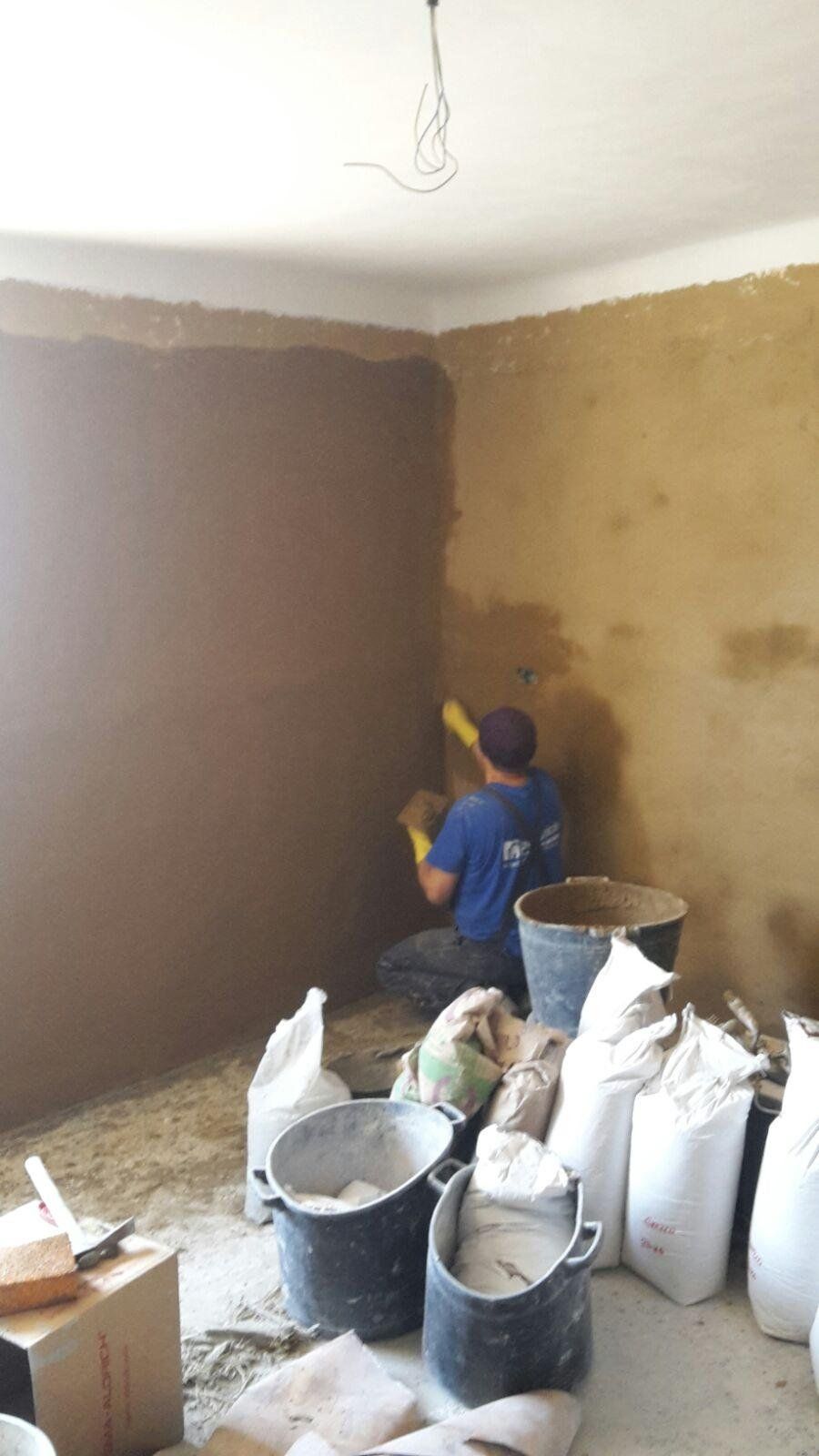 intervento edile per la posa di rivestimenti in argilla