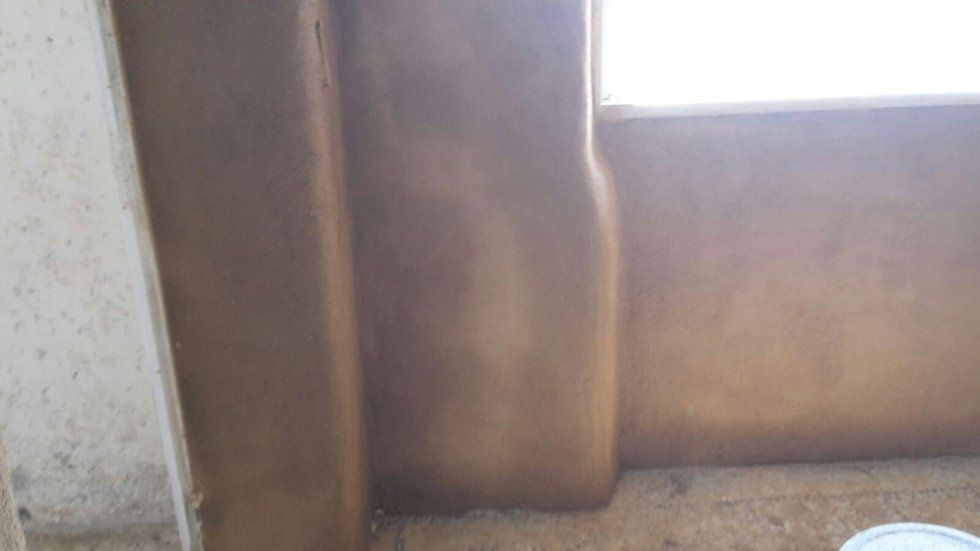 interno casa con rivestimento in argilla