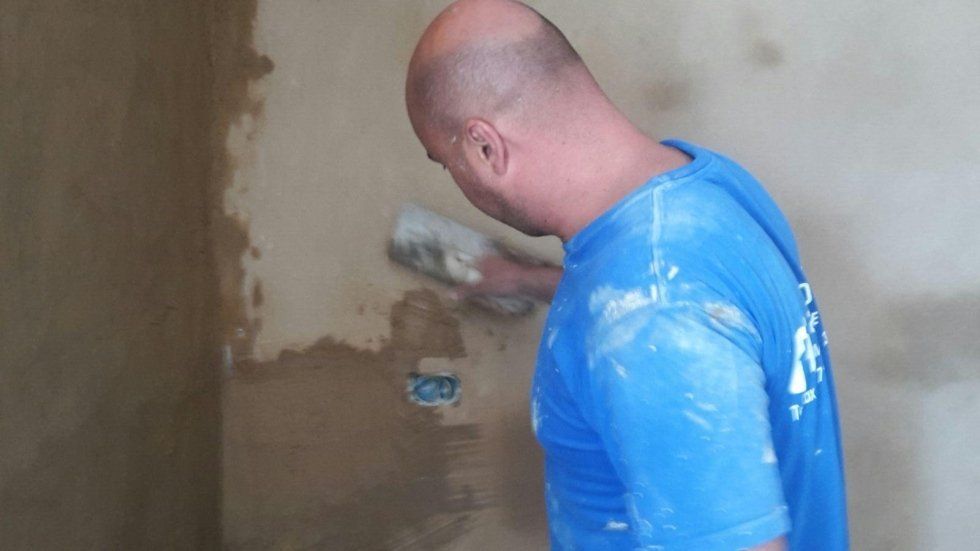 posa di un rivestimento per pareti in argilla