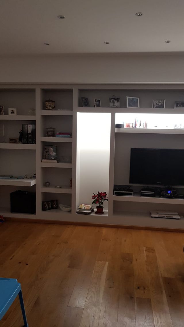 interno casa con libreria in cartongesso