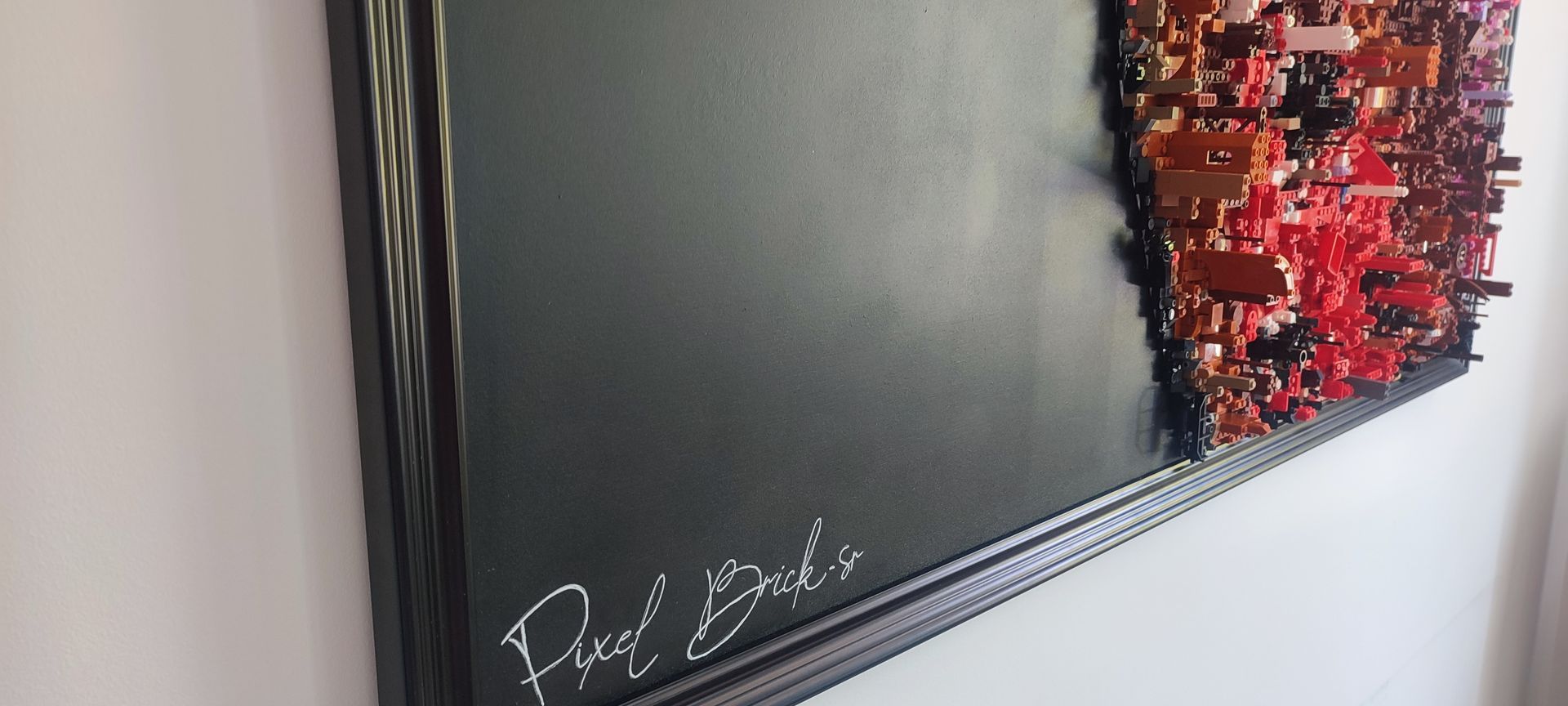 Œuvre encadrée de noir. Un segment texturé et coloré sur le côté droit contraste avec le fond sombre. Signée « Paul Zaikin ».