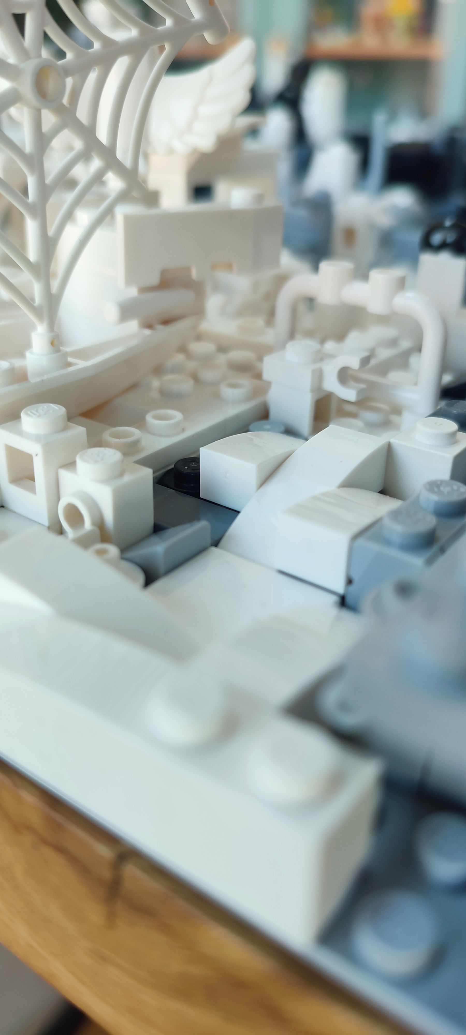 Gros plan d'une création LEGO dans les tons blancs et gris ; une toile d'araignée et des structures anguleuses sont visibles.