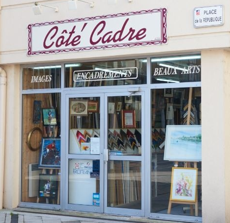 Encadrement d'art Côté Cadre avec vitrine, portes et fenêtres vitrées et œuvres d'art exposées.