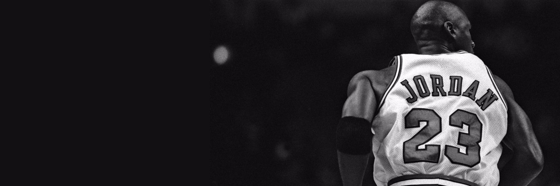 Michael Jordan dans un maillot des Chicago Bulls avec son nom et son numéro 23 visibles.