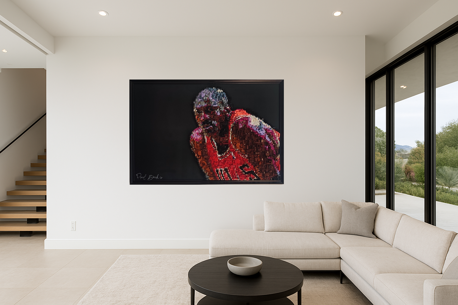 Salon avec un grand portrait d'une personne en maillot rouge sur fond noir. Murs blancs, canapé beige, table basse foncée.