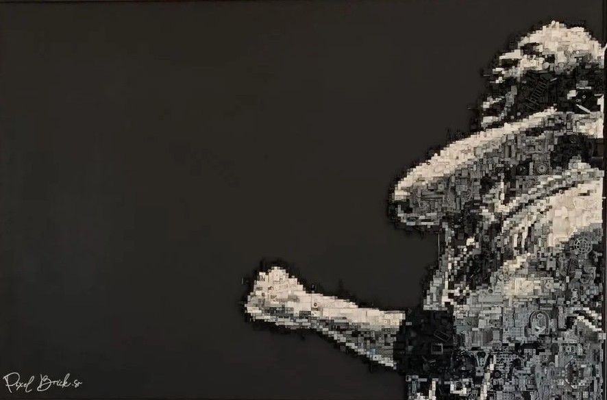 Illustration en noir et blanc d'une personne levant le poing. Fond sombre avec la silhouette en mosaïque blanche.