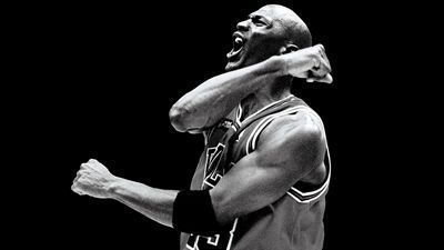 Michael Jordan en fête, les poings fermés levés, la bouche grande ouverte, photo en noir et blanc.