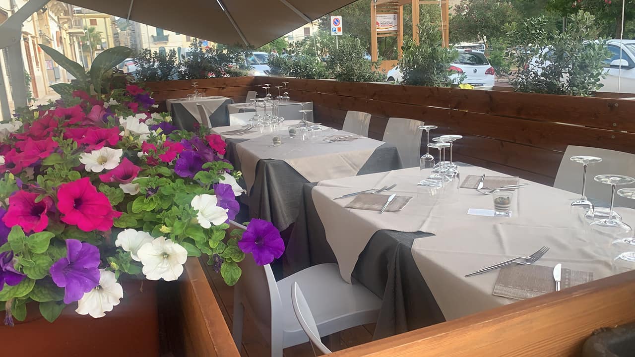 Dehors del ristorante di pesce siciliano