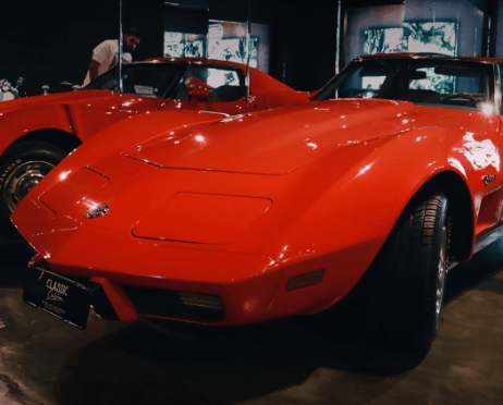 Carro Corvette clássico vermelho em exposição.