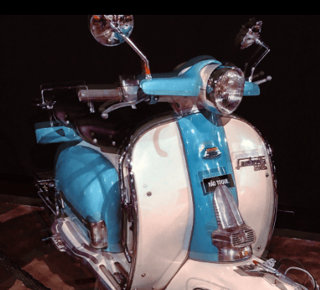 Lambretta vintage azul e branca.