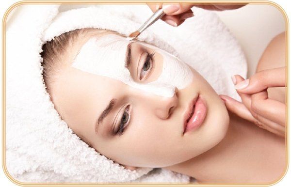 applicazione di maschera viso purificante