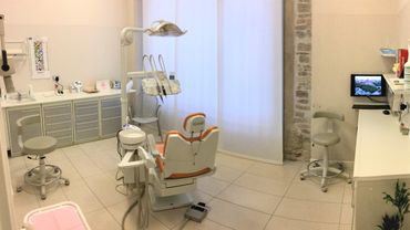 vista ravvicinata dell’interno della sala operatoria dello studio dentistico