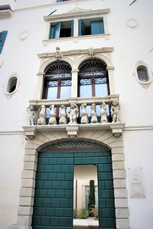 La facciata in stile Neo-Classico dello Studio Brutti