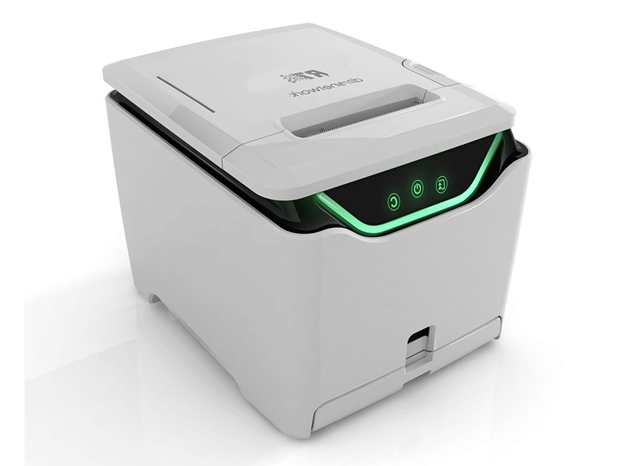 Una stampante bianca con una luce verde