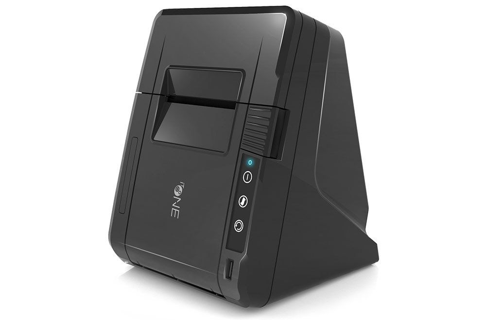 Una stampante nera è appoggiata su una superficie bianca.