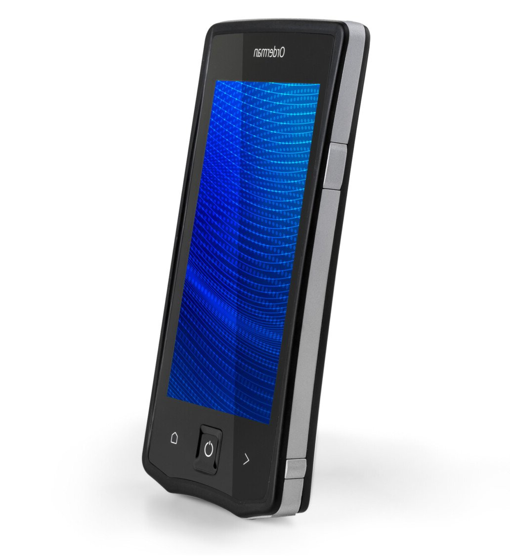 Un cellulare nero con uno schermo blu su uno sfondo bianco