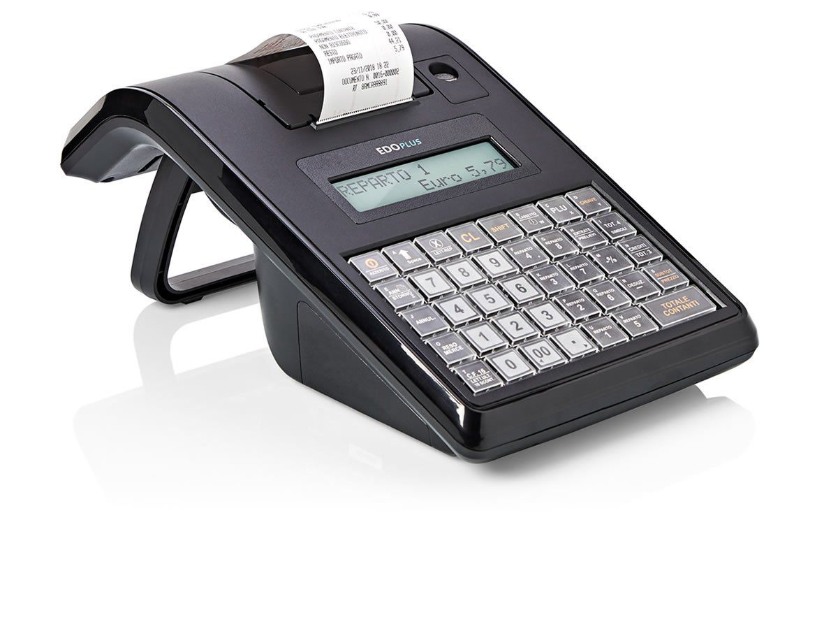 Una calcolatrice nera con una ricevuta sopra è appoggiata su una superficie bianca.