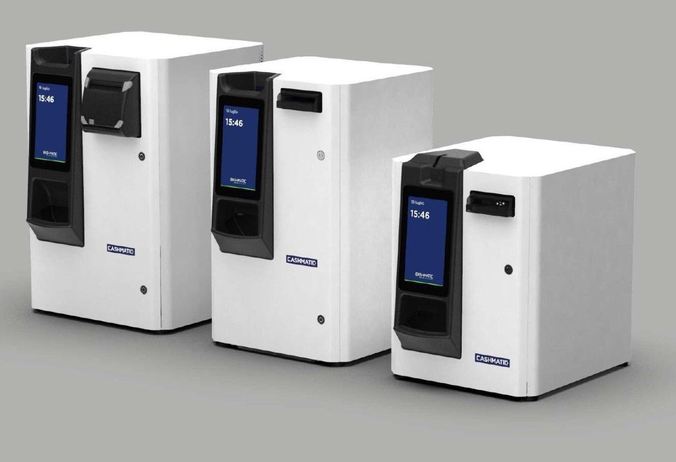 Tre scatole bianche con schermi blu sono posizionate una accanto all'altra.