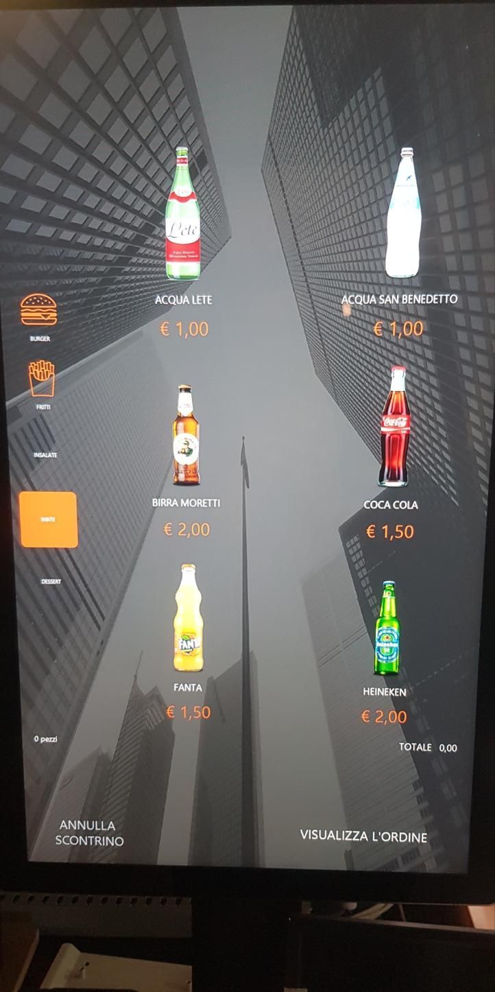 Un monitor di computer che mostra un videogioco con sopra delle bottiglie di soda.