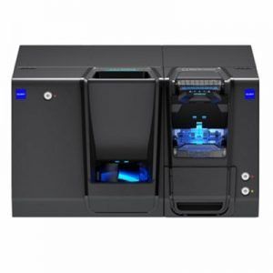 Una macchina nera da cui esce una luce blu