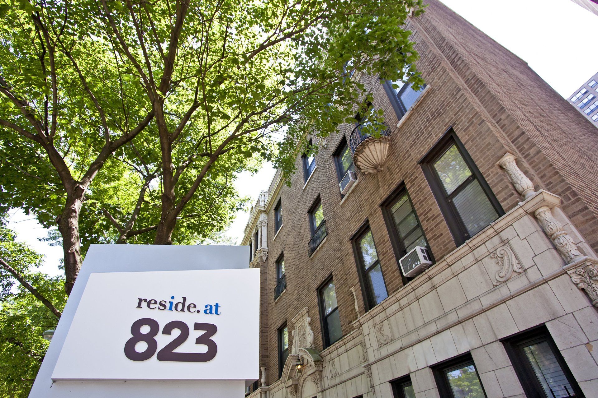 A building with a sign that says reside at 823