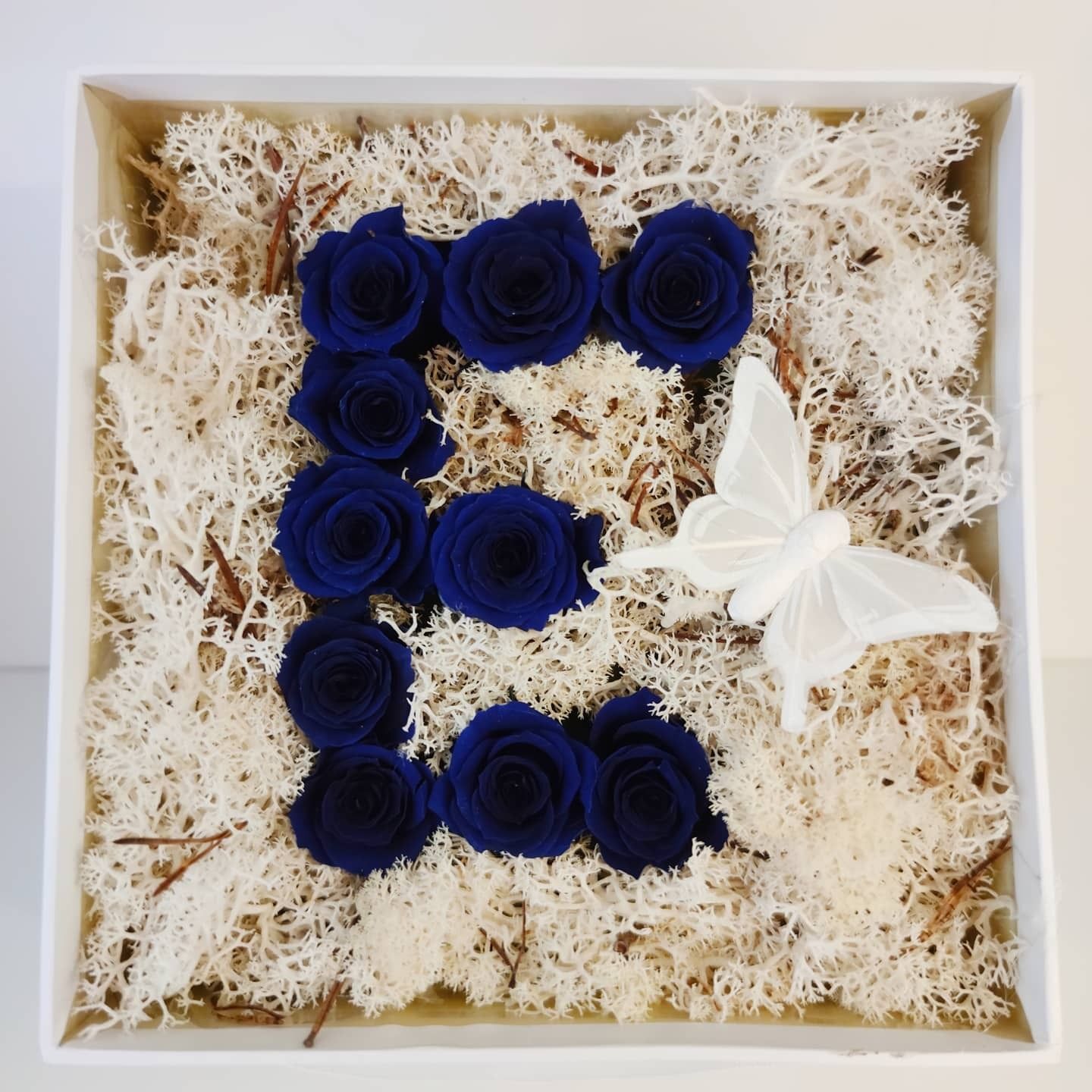 Lettera di rose in scatola