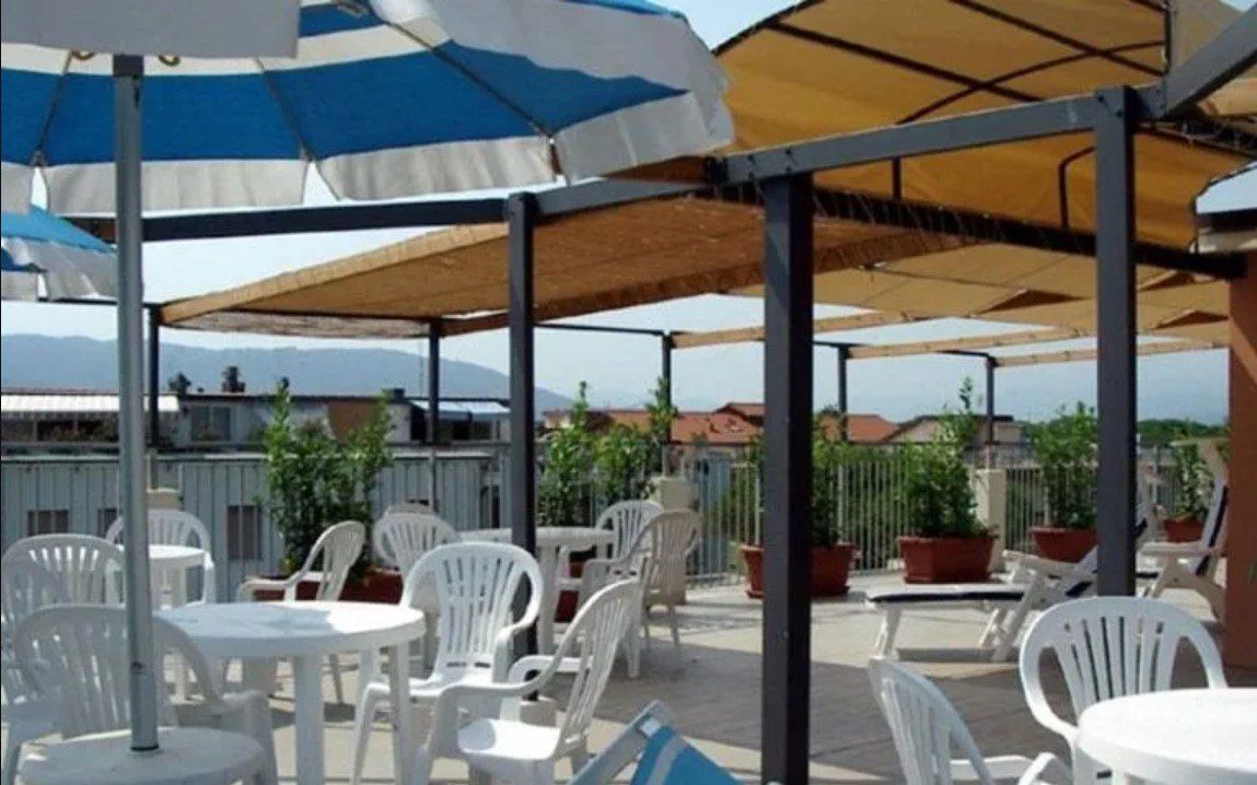 Terrazza con tavoli e ombrelloni
