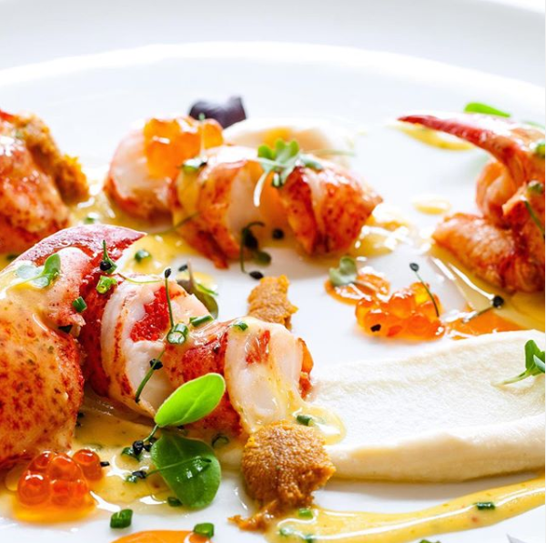 Eine Nahaufnahme eines Tellers mit Essen auf einem Tisch