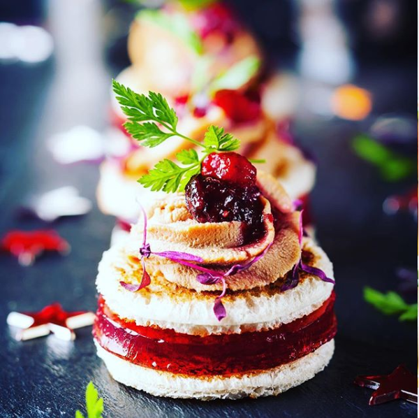 Eine Nahaufnahme eines Desserts mit einer Beere oben drauf